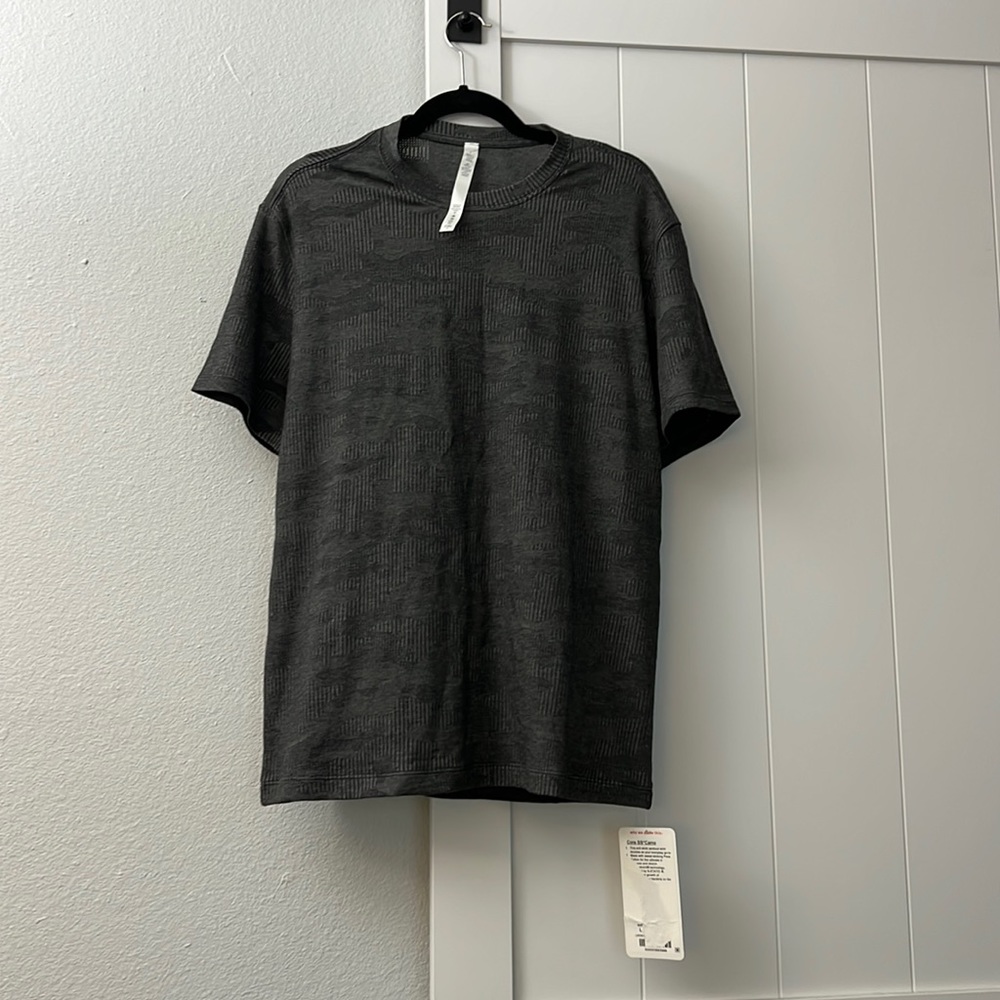 Large Lulu Lemon Gray core SS Camo shirt